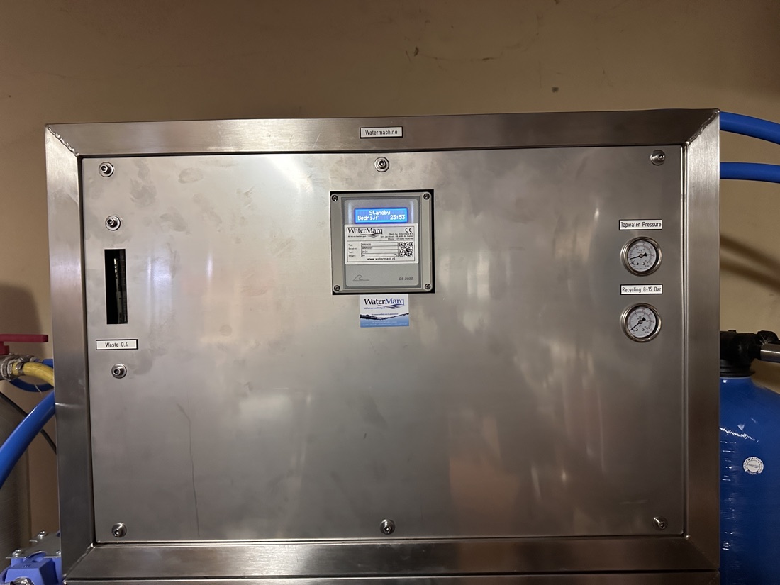 De professionele osmose-installatie (WaterMarq watermachine)